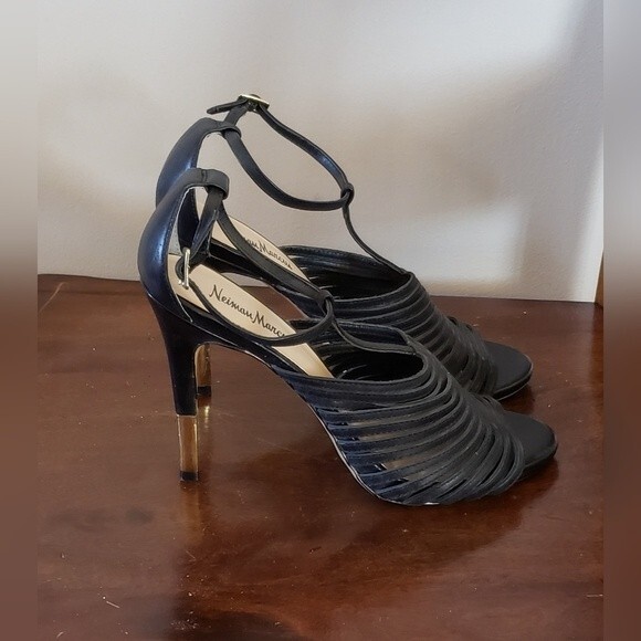 Neiman Marcus Vera Black Leather  Heels with Gold Accent Size 9 - Picture 5 of 8